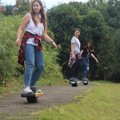 تخته موج سواری دستی خودکار Onewheel با یک چرخ بزرگ در وسط